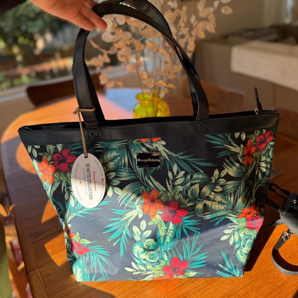 NWT Tommy Bahama travel bag. Beautiful print.